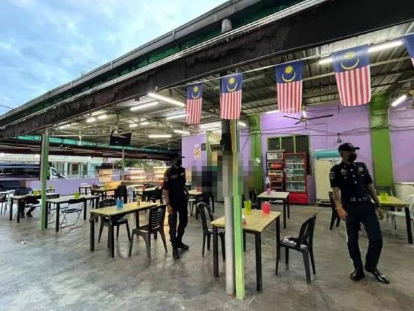Pemeriksaan oleh anggota DBKL di restoran terletak di Jalan Imbi pada Sabtu.