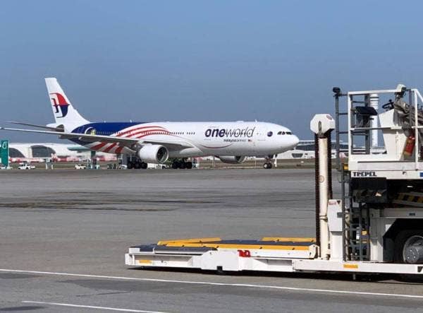 Pesawat penerbangan Malaysia Airlines MH604 yang membawa vaksin pertama untuk Malaysia, Pfizer-BioNTech selamat mendarat di KLIA pada 10.07 pagi. -Foto Bernama