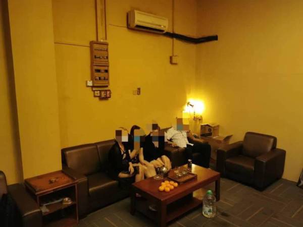 Tiga orang tukang urut wanita yang disyaki warga Vietnam, seorang pelanggan warga Bangladesh dan seorang warga tempatan ditahan dalam serbuan di sebuah premis di Kuala Lumpur pada Sabtu.