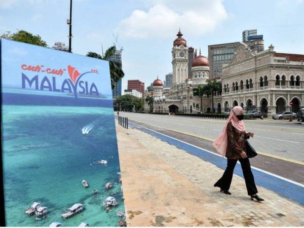 Pelaksanaan program imunisasi di peringkat kebangsaan diharap dapat menggerakkan semula sektor pelancongan dan eksport negara bagi membuka lebih peluang ekonomi kepada pemain industri. - Foto Bernama