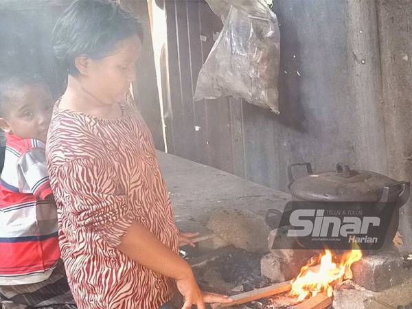 Nurul Farisha terpaksa menyediakan makanan abang dan adik-adiknya dengan menggunakan dapur kayu kerana tiada kemudahan dapur gas.