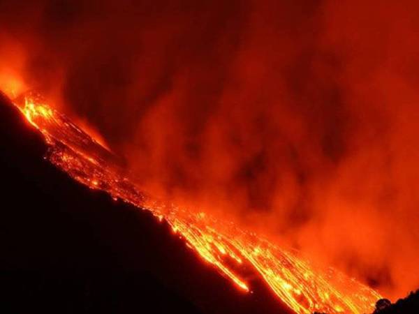 Lava dilihat mengalir dari kawah tenggara akibat letusan itu.