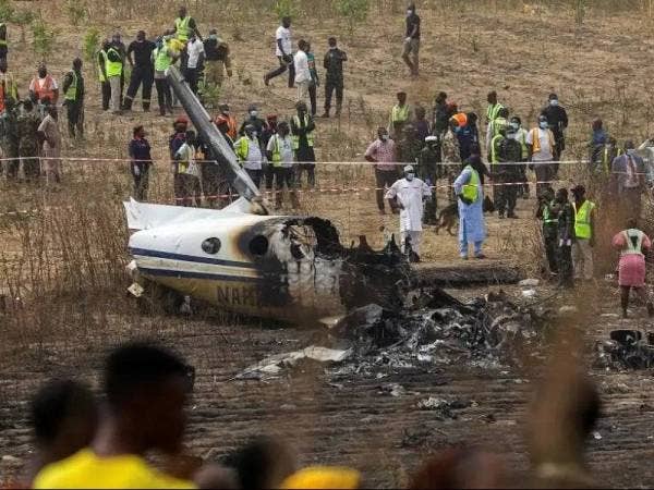Pesawat tentera terhempas berdekatan ibu kota Nigeria pada Ahad mengorbankan tujuh nyawa. - Foto AFP