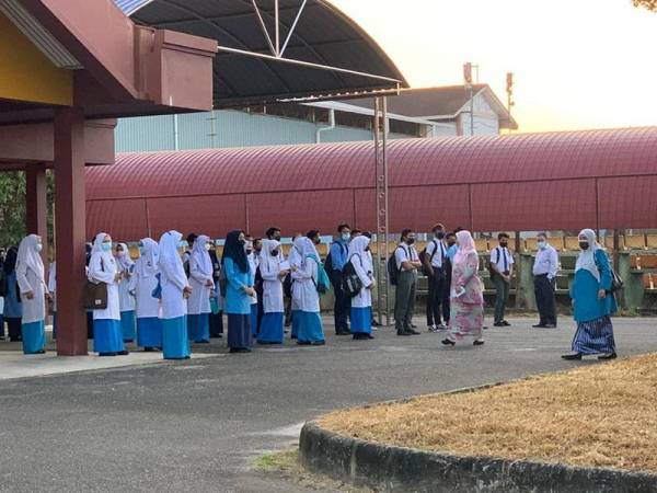 Guru-guru memastikan kesemua calon dari SMK Putera, Kota Bharu dalam keadaan baik sebelum memasuki dewan peperiksaan pada Isnin.
