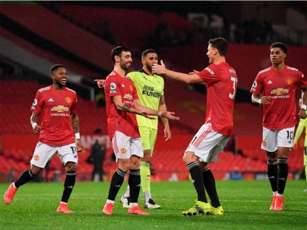 United terus menghimpit pendahulu liga, Manchester City selepas melakar kemenangan ke atas Newcastle United 3-1 awal pagi Isnin.
