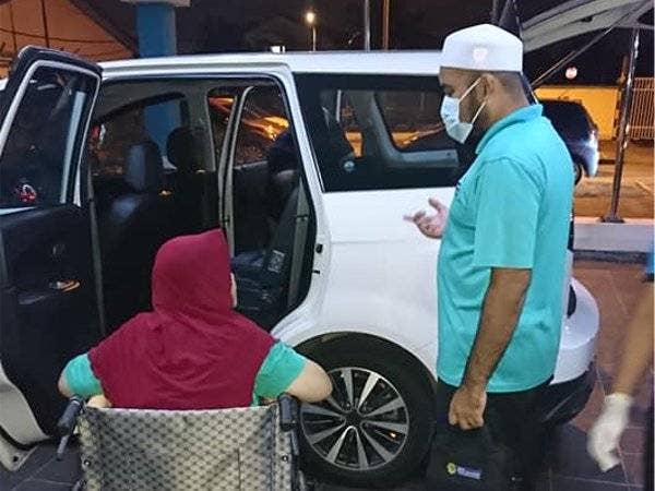 Salah seorang pasukan LZS hadir membantu wanita berkenaan untuk ditempatkan di Pusat Jagaan Warga Emas - FOTO: LZS