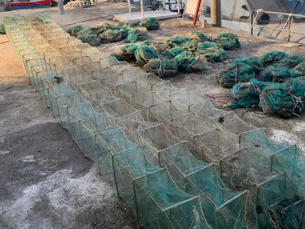 Bubu naga yang dirampas dibawa ke Jeti Zon Maritim Kuala Kedah untuk disiasat mengikut Seksyen 11(3)(c) Akta Perikanan 1985. - FOTO: MARITIM MALAYSIA