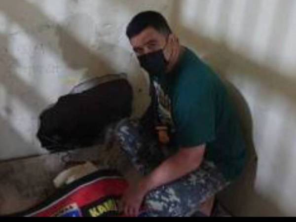 Polis menunjukkan lubang dikorek menggunakan sudu tajam oleh dua tahanan di lokap polis di Pontianak Utara.- Foto Kompas