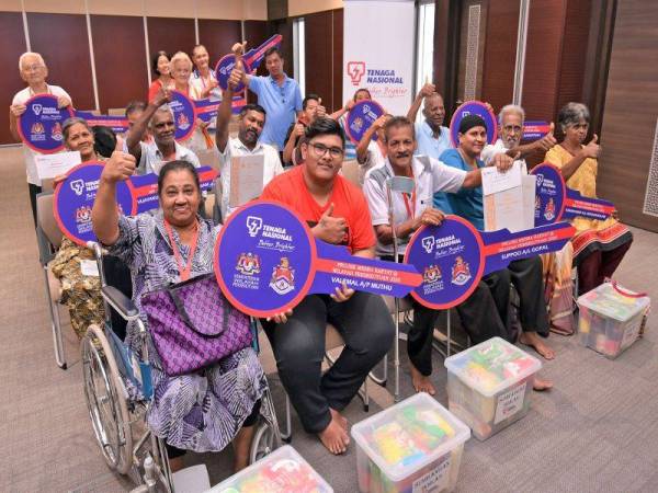 Seramai 12 penerima bantuan Projek Mesra Rakyat (PMR) TNB peringkat Kuala Lumpur bersyukur menerima bantuan PMR. Projek dengan kerjasama DBKL ini melibatkan kerja-kerja pembaikan semula atau pembelian unit rumah bagi golongan bukan Bumiputera kurang berkemampuan.