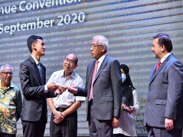 Pengerusi TNB, Dato’ Sri Mahdzir Khalid (dua, kanan) menyampaikan surat tawaran biasiswa Yayasan Tenaga Nasional (YTN) kepada Haziq Ikram Mohd Yazid, seorang daripada pelajar cemerlang di Majlis Penganugerahan Biasiswa YTN 2020 di Bangi Avenue Convention Center (BACC) pada 3 September 2020. Turut hadir, Presiden dan Ketua Pegawai Eksekutif, Datuk Seri Amir Hamzah Azizan (kanan); Pengarah YTN, Dato’ Ir Dr. Ibrahim Hussein (tiga, kiri) dan Naib Canselor UNITEN, Prof. Dato’ Ir. Dr. Kamal Nasharuddin Mustapha (kiri).