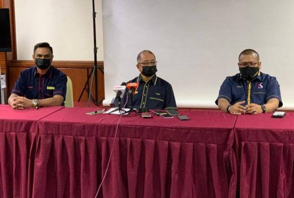 Lajim (tengah) bersama Ketua Pegawai Operasi AIM, Shamir Aziz (kiri) dan Pengerusi Koperasi Sahabat AIM, Mohd Najib Mohd Noor (kanan) di Karamunsing, Sabah pada Isnin.