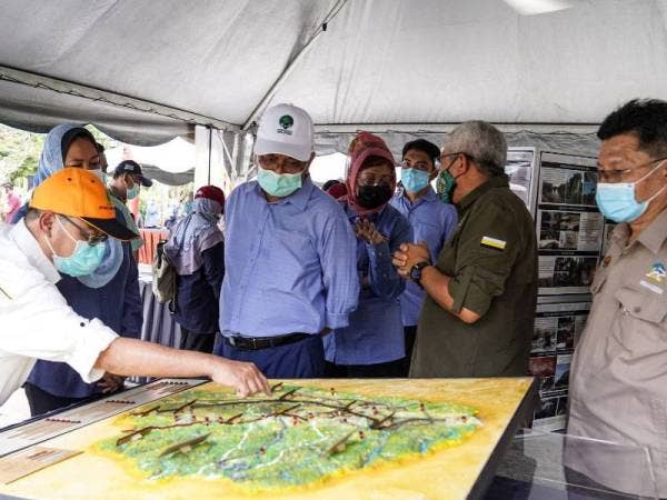 Shamsul Anuar mendengar penerangan mengenai Geopark Lembah Kinta sempena lawatan kerja ke Geotapak Gunung Lang, Ipoh pada Isnin. - Foto: Majlis Bandaraya Ipoh