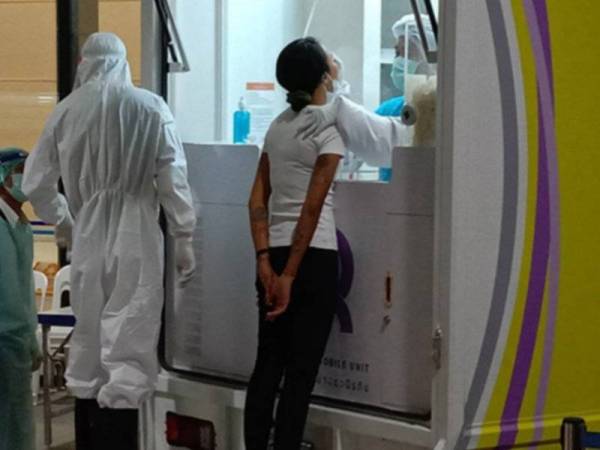 Pelancong perlu menjalani ujian calitan sebaik tiba di Phuket. - Foto Bangkok Post