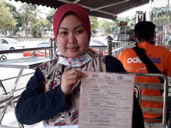 Fadhillah menunjukkan surat kelahiran Muhammad Tashriq ketika ditemui di Taman Daya, Johor Bahru pada Isnin.