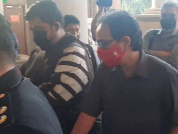 Tertuduh (kanan) hadir di Mahkamah Sesyen Kuala Lumpur pada Isnin untuk pertuduhan kes tuntutan palsu kerja lebih masa berjumlah RM3,352.06, enam tahun lalu.