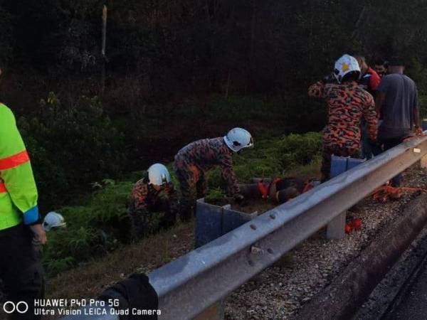Anggota bomba membawa naik mangsa yang cedera sebelum dihantar ke HTAA untuk rawatan lanjut. FOTO: JBPM PAHANG