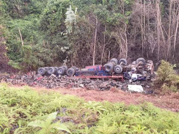 Keadaan treler dinaiki mangsa yang terjunam ke dalam gaung di KM218.7, LPT1 awal pagi Selasa. FOTO: JBPM PAHANG