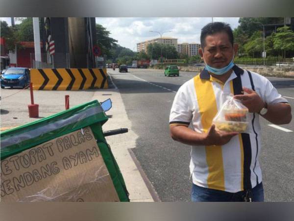 Seorang pelanggan membeli ketupat daun palas Muhammad Zul selepas melihat pesanan ringkas 'hon kalau nak' ketupat daun palas.