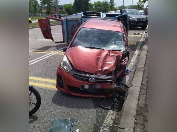 Kereta Perodua Myvi yang didakwa dipandu laju sehingga merempuh dua kenderaan di Jalan Bandar Kinrara 6F, Bandar Kinrara, Serdang pada Isnin.