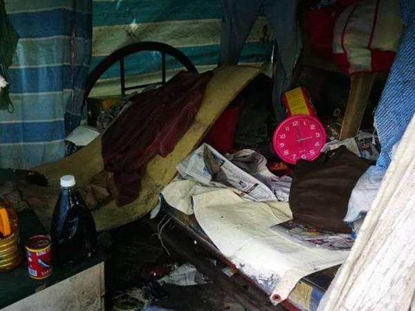 Bilik tidur yang hanya berbumbungkan zink reput dan berdindingkan kain selimut dan plastik.