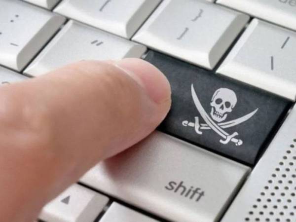 Industri media dan hiburan Malaysia dianggar kerugian sebanyak RM3 bilion akibat jenayah cetak rompak.