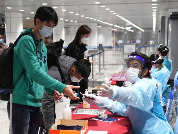 Pegawai bertugas membantu para pelancong dan rakyat Malaysia sejurus tiba di Lapangan Terbang Antarabangsa Kuala Lumpur (KLIA) ketika tinjauan baru baru ini.