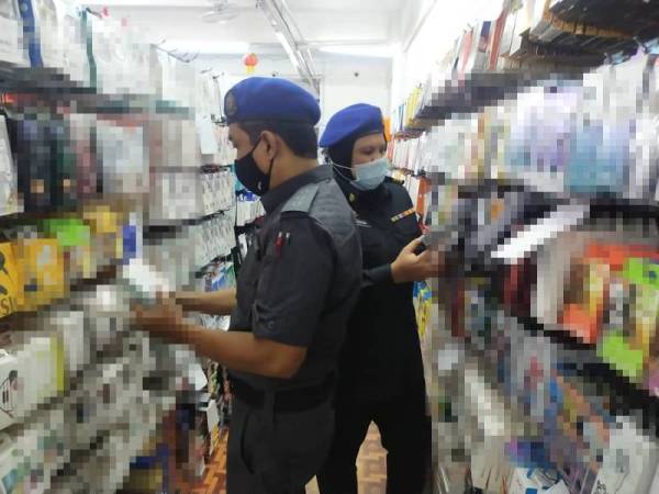 KPDNHEP Kuala Lumpur menyerbu empat premis di Pudu, Kuala Lumpur pada Selasa yang menjual dan menyimpan barangan aksesori telefon bimbit dan elektronik tiruan.