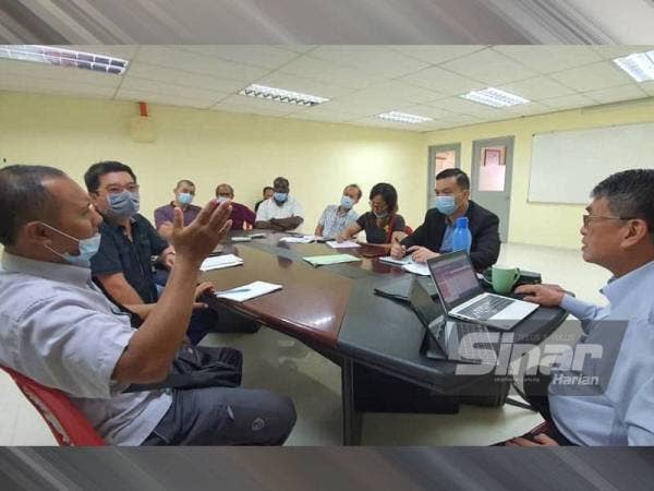 William (kanan) bersama 11 penduduk yang didenda kerana melanggar SOP pada Oktober lalu.