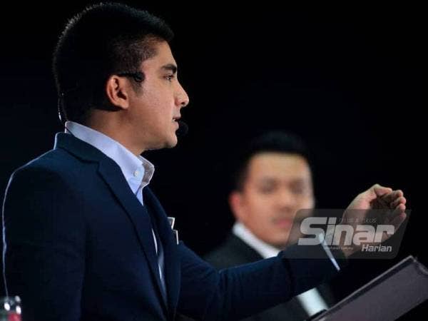 Syed Saddiq (kiri) bersama Dr. Afif membincangkan tajuk PKP Rakyat Terabai? Yb Sila Jawab dalam Berani Semuka, yang berlangsung di Auditorium Karangkraf, Seksyen 15, Shah Alam hari ini, FOTO - SINAR HARIAN / ASRIL ASWANDI SHUKOR.