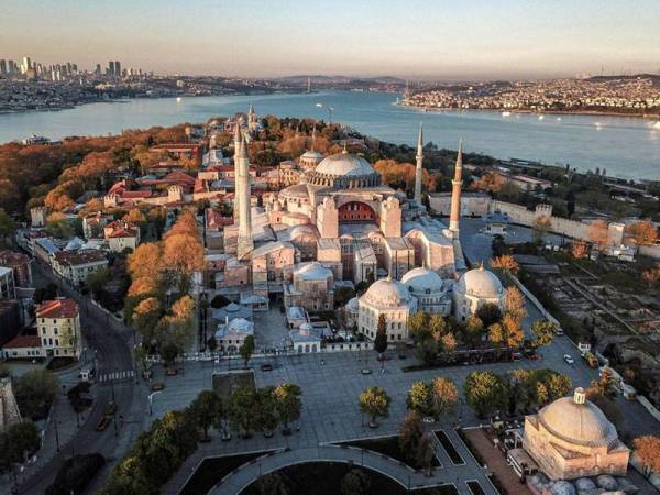 Bandar raya Istanbul pernah menjadi lokasi perarakan untuk golongan lesbian, bikseksual, gay dan transgender sejak tahun 1993 sebelum diharamkan pada tahun 2015. - Foto AFP