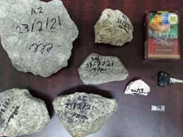 Batu yang ditemui di dalam bakul motosikal ditunggangi lelaki yang dipercayai terbabit kegiatan khianat membaling batu ke arah kenderaan di sekitar Ayer Tawar.