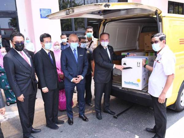 Wan Rosdy bersama beberapa Exco menyambut ketibaan kenderaan membawa dos vaksin Covid-19 di HTAA, Kuantan pada Rabu.