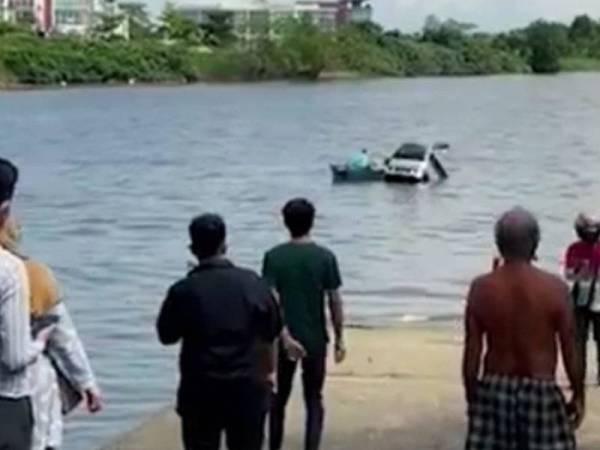 Sebuah kereta terhumban ke Sungai Sarawak berdekatan Jambatan Gantung Satok.