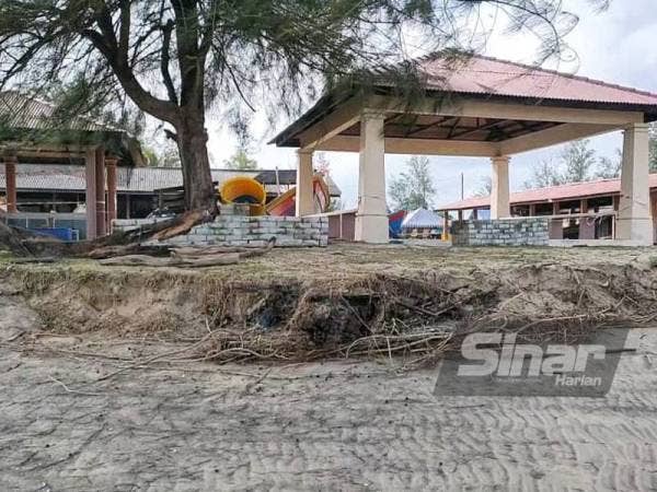 Kesan hakisan di Kampung Pantai Kempadang, Kuantan.