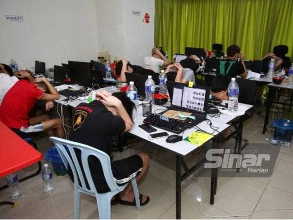 Individu yang disyaki terlibat dengan sindiket perjudian dalam talian ditahan di sebuah banglo di Hulu Langat pada Rabu.