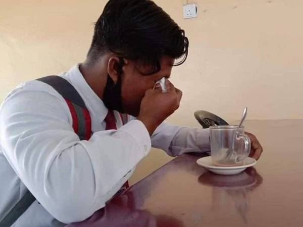 Muhammad Haikal masih bersedih selepas kehilangan ayah tercinta. -Foto: FB Badariah Mohd Mohaidin