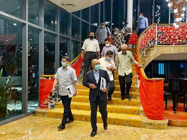 Mohamed Azmin berkongsi foto mesyuarat tersebut yang dihadiri semua pengarah pilihan raya parti dalam PN di Twitter pada Khamis.