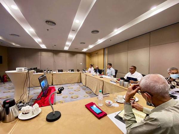 Mohamed Azmin berkongsi foto mesyuarat tersebut yang dihadiri semua pengarah pilihan raya parti dalam PN di Twitter pada Khamis.