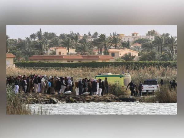 Pasukan penyelamat menjumpai mayat seorang remaja berusia 16 tahun di lokasi kejadian sebuah bot nelayan terbalik di utara Mesir, menjadikan angka kematian setakat ini 14 oran - Foto AFP