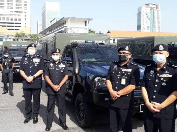 Ayob Khan (tiga dari kanan) selepas Majlis Penyerahan 34 buah kenderaan pacuan empat roda, Toyota Hilux GS-Cargo Single Cab 2.4 (MT) Kontinjen Johor di Padang Kawad IPK Johor, Johor Bahru pada Khamis.