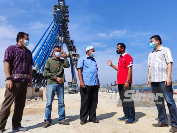 Ariffin (tengah) sempat melihat jambatan ikonik Tasik Kenyir yang kini hampir siap dan akan dibuka kepada orang ramai pada Mei nanti.