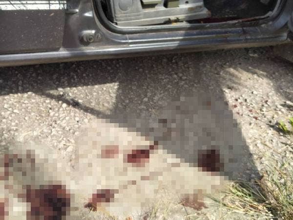 Tompokan darah yang ditemui di sekitar kereta mangsa yang diparkir bersebelahan gerai terbabit.