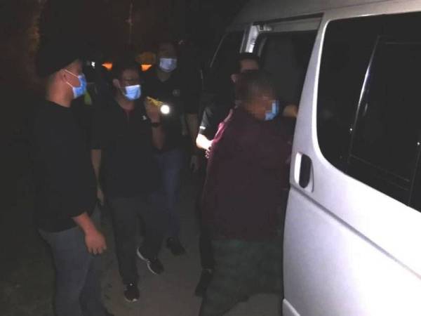 Warga emas yang ditahan di rumahnya dibawa menaiki van AADK untuk ke pejabat bagi tindakan selanjutnya . - Foto: Ihsan AADK Besut