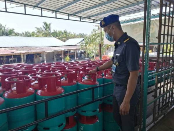 Penguat kuasa KPDNHEP merampas LPG tidak mempunyai lesen yang sah dalam operasi khas sekitar Johor Bahru, pada Rabu.