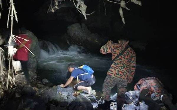 Pasukan penyelamat membantu kumpulan mangsa yang sesat untuk keluar dari kawasan bukit di Kampung Tandop, Baling pada Khamis.