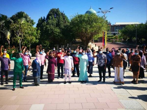 Sebahagian pengusaha industri perkahwinan berhimpun di di Dataran Putra, Putrajaya pada Jumaat bertujuan merayu kepada kerajaan agar dapat menilai keperluan industri perkahwinan.