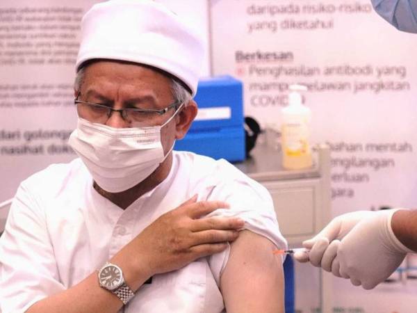 Dr Zulkifli menerima suntikan vaksin dos pertama Pfizer-BioNTech Covid-19 pada Jumaat di Pejabat Kesihatan Daerah (PKD) Presint 11, Putrajaya. -Foto Twitter Dr Zulkifli Mohamad Al-Bakri