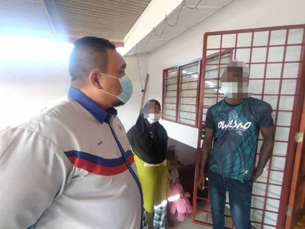 Nazir (kiri) ketika menyantuni Ahmad dan isteri di Rim, Jasin pada Jumaat.