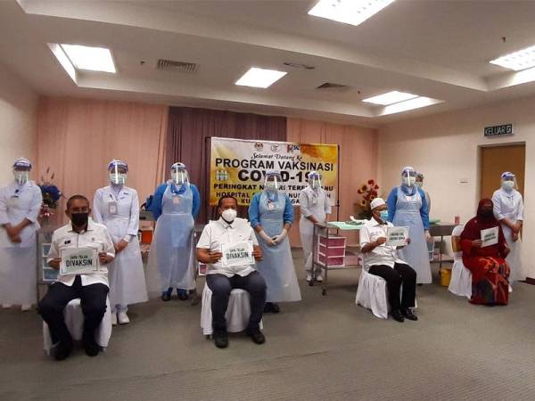 Ahmad Samsuri (dua dari kiri) menjadi individu terawal di Terengganu yang menerima vaksin Covid-19 di Kuala Terengganu pada Jumaat.