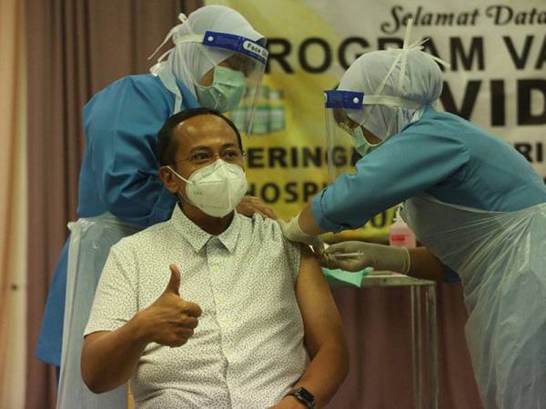 Ahmad Samsuri sedang menerima vaksin Covid-19 pada Program Vaksin Covid-19 peringkat Negeri Terengganu di Kuala Terengganu pada Jumaat.